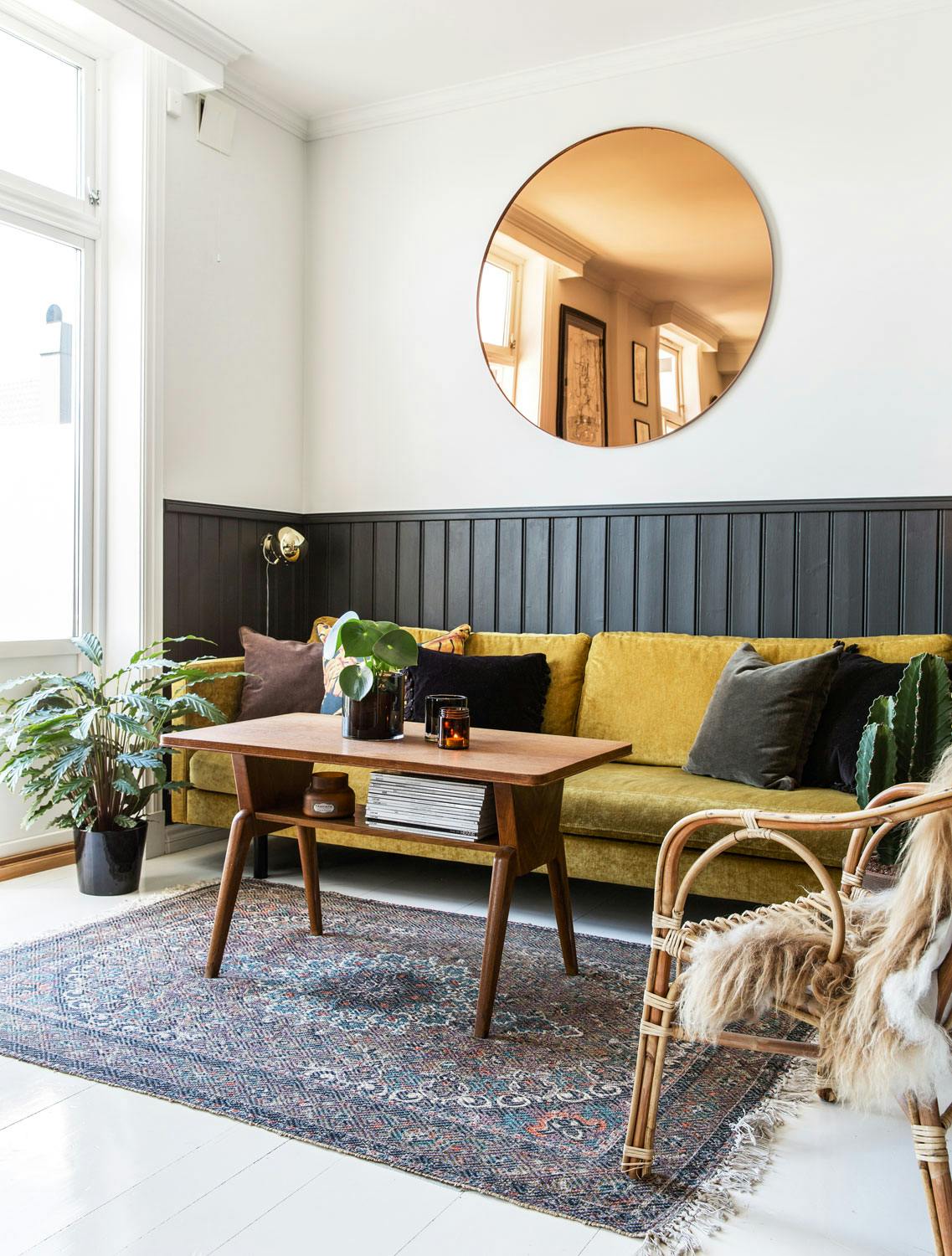 Lag et fargerikt blikkfang Gul sofa